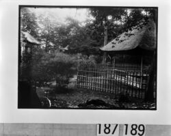 庭園の藁葺き屋根の小屋 / A Thatched Hut in a Garden image