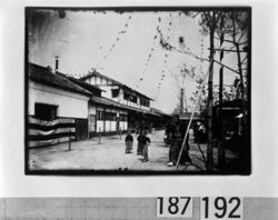 平安徳義会孤児院教室前の人々 / People in Front of the Classrooms at the Heian Tokugikai Orphanage image