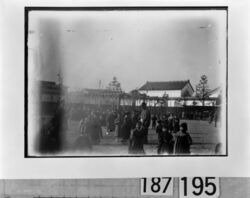 藤棚のある広場の男性と子供たち / Men and Children in an Open Space with Wisteria Arbor image