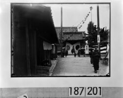 平安徳義会孤児院主催慈善市富院門前 / Charity Market Sponsored by the Heian Tokugikai Orphanage, in Front of the Tomiin Temple Gateway image