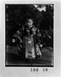 和服の男児 / Boy in Japanese Clothing image