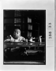 玩具で遊ぶ幼児 / Infant Playing with Toy image