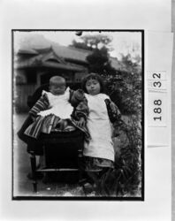 幼児と少女 / Infant and Young Girl image