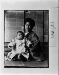 幼児と女性 / Woman and Infant image