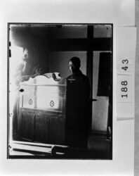 オルガンと2人の男性 / Two Men with a Reed Organ image