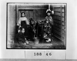 水道で水をくむ4人の少女 / Four Girls Getting Water from the Tap image