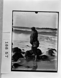 海を見る漁夫 / Fisherman Looking at the Sea image