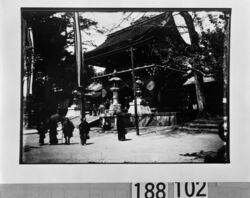 寺院の門 / Visitors and Temple Gateway image