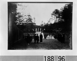 墓の前の僧侶と男性 / Buddhist Priest and Men in Front of a Grave image