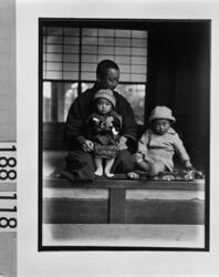 男性と2人の幼児 / Man and Two Infants image