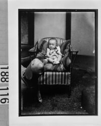 椅子に座る幼児と大きな犬のおもちゃ / Infant in Chair and Large Toy Dog image