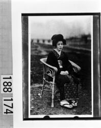 籐椅子に座る芸者 / Geisha Seated on Rattan Chair image