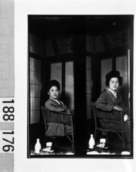 籐椅子に座る芸者 / Geisha Seated in Rattan Chair image