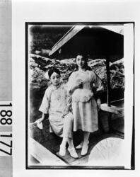 中国服を着た2人の女性 / Two Women in Chinese Clothing image