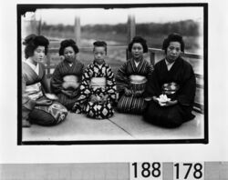 涼み台の5人の女性 / Five Women and Girls on a Summer Deck image