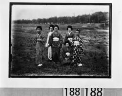 草原の6人の女性 / Six Women in a Field image