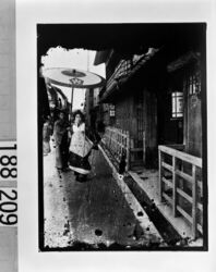 花魁 / Courtesan Walking Down the Avenue image