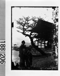 女性と女児 / Woman and Girl by the Water image