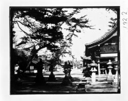 寺院と灯篭 / Temple and Stone Lanterns image