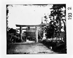 鳥居と寺院 / Torii Gateway and Temple image