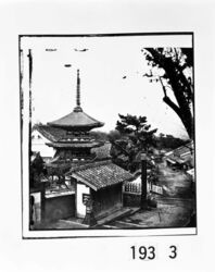 三重塔と坂道 / Three-Storied Pagoda and Road on Slope image