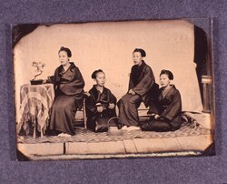 女性4人像 / Four Women image