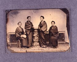 女性4人像 / Four Women image