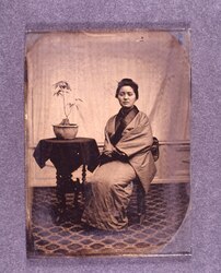 いすに座る女性 / Woman Sitting on a Chair image