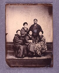 男性と女性4人 / Man and Four Women image