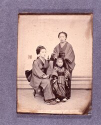 女性2人と少女 / Two Women and a Girl image