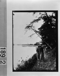 水辺で煙草を吸う男女 / Man and Woman Smoking by the Waterside image