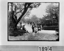 橋のたもとの旅装束の3人 / Three in Pilgrim Garb at the Approach to a Bridge image