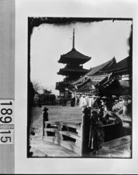 三重塔と少年 / Boy and Three-storied Pagoda image