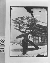 雪の三門に立つ女性 / Woman Standing by a Main Gateway in the Snow image