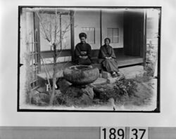 縁側の2人の女性 / Two Women on the Verandah image