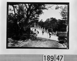 橋のたもとの旅装束の男性 / Man in Pilgrim Garb at the Approach to a Bridge image