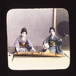 琴と三味線を引く女性たち / Women Playing the Koto and Shamisen image