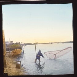 投網を打つ男性 / Man Casting a Net image