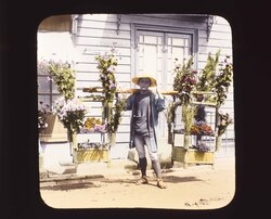 洋館の前の花売り / Flower Seller in front of a Western-style Building image