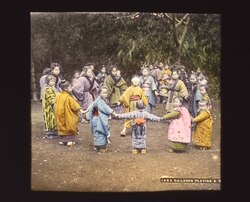 かごめかごめをする子供たち / Children Playing the Kagome Kagome Game image