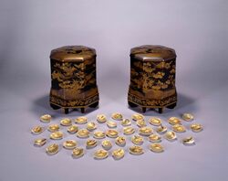 黒塗桐鳳凰文様金銀蒔絵貝合道具 / Kaiawase (Shell-matching Game) Set in Black Lacquer with Phoenix Motifs in Gold and Silver Makie image