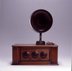 スピーカー付真空管ラジオ / Tube Radio with Speakers image