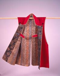 緋羅紗地花菱切付紋付陣羽織 / Battle Surcoat: Crimson Wool with Appliqued Floral Diamond Crest image