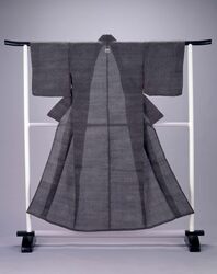江戸小紋地着物他一括資料 着物(単衣) 黒絽地千鳥文五三桐紋付 / Collection of Edo Komon Kimono and Other Materials, Kimono (Unlined) with Houndstooth Pattern and 5-3 Paulownia Crest on Black Ro Silk Gauze image