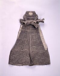 江戸小紋地着物他一括資料 裃(半袴)茶麻地千鳥に青海波模様五三桐紋付 男児用 / Collection of Edo Komon Kimono and Other Materials, Kamishimo (Kataginu) with Chidori ni Seigaiha Pattern and 5-3 Paulownia Crest on Brown Linen, For Boys image