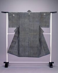 江戸小紋地着物他一括資料 着物(袷)藍綿地鮫文丸に三柏紋付 / Collection of Edo Komon Kimono and Other Materials, Kimono (Lined) with Sharkskin Pattern and 3 Oak Leaves in a Ring Crest on Indigo Cotton image