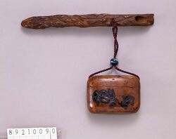 蟹彫とんこつ腰差したばこ入れ / Tobacco Caddy with Carved Crab Design image