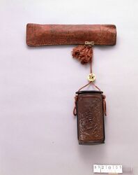 山水人物彫とんこつ腰差したばこ入れ / Tobacco Caddy with Carving of Landscape with Human Figure image