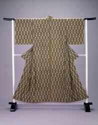 着物(袷) 茶絹地菊模様 / Kimono (Lined), Chrysanthemum Design on Brown Silk image