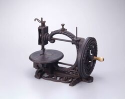 手動式ミシン / Manual Sewing Machine image